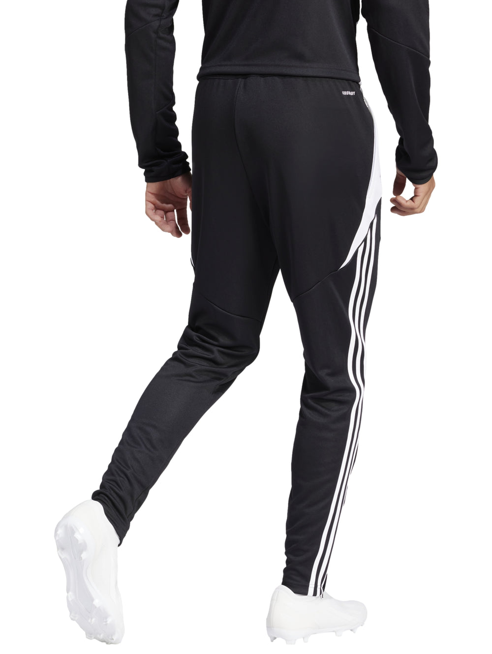 Pantalón deportivo Adidas Tiro 24 en color negro con detalles y franjas laterales en blanco.