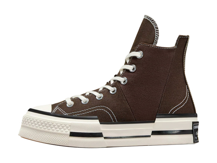 Tenis Converse Chuck 70 Plus HI color café con suela ancha en color blanco y detalles en negro.