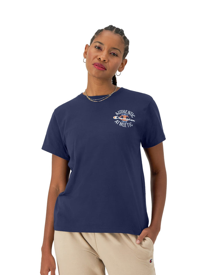 Mujer vistiendo una playera azul marino de manga corta marca Champion con logotipo blanco en el pecho.