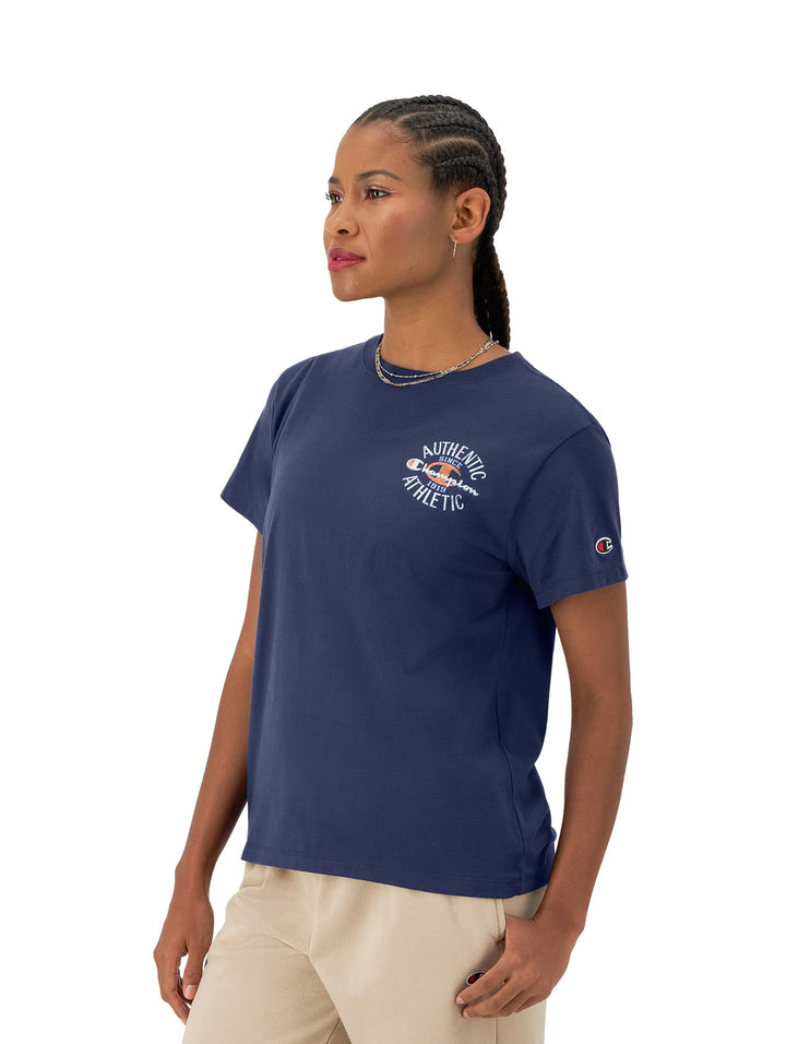 Mujer vistiendo una playera azul marino de manga corta marca Champion con logotipo blanco en el pecho.