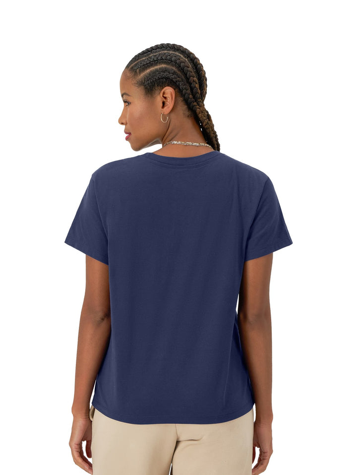 Mujer vistiendo una playera azul marino de manga corta marca Champion con logotipo blanco en el pecho.