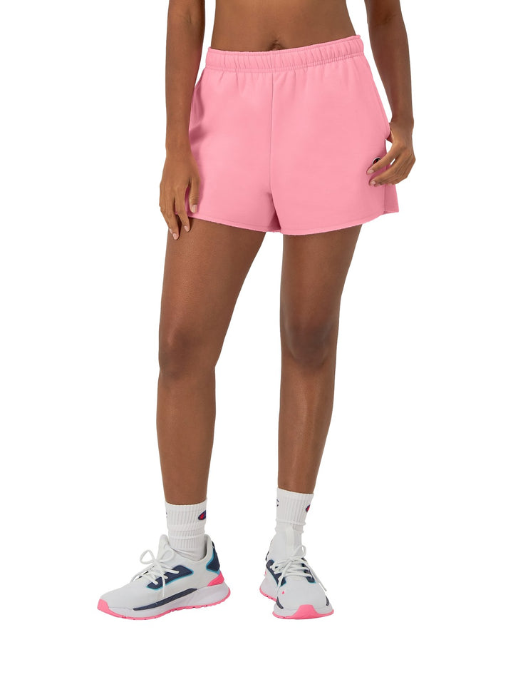 Mujer vistiendo shorts deportivos de color rosa claro.