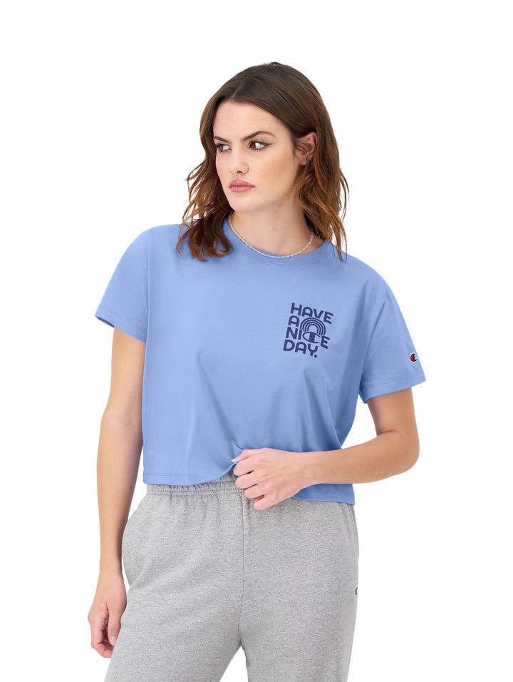Camiseta Champion de color azul claro con estampado gráfico en el pecho y cuello redondo.