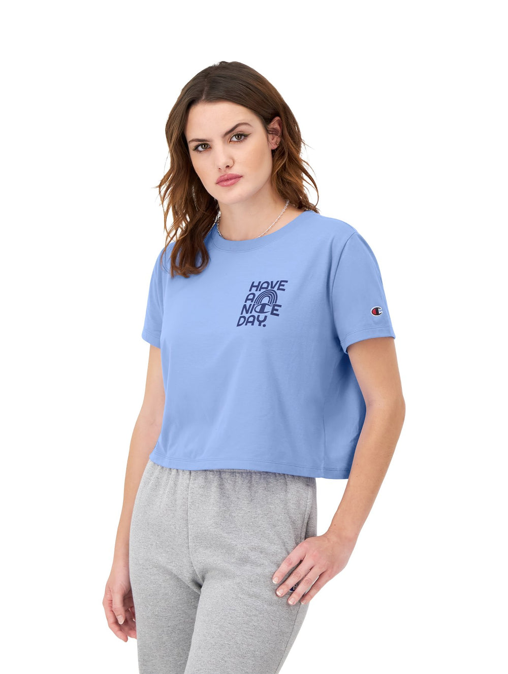 Camiseta Champion de color azul claro con estampado gráfico en el pecho y cuello redondo.