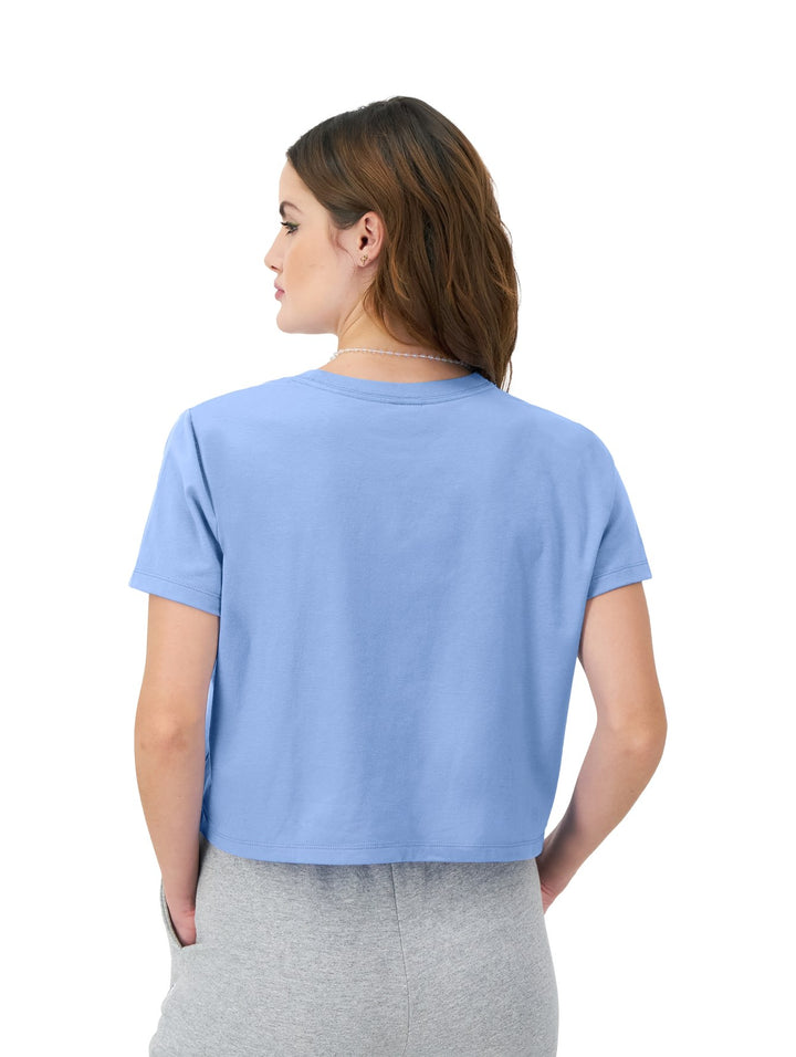 Camiseta Champion de color azul claro con estampado gráfico en el pecho y cuello redondo.