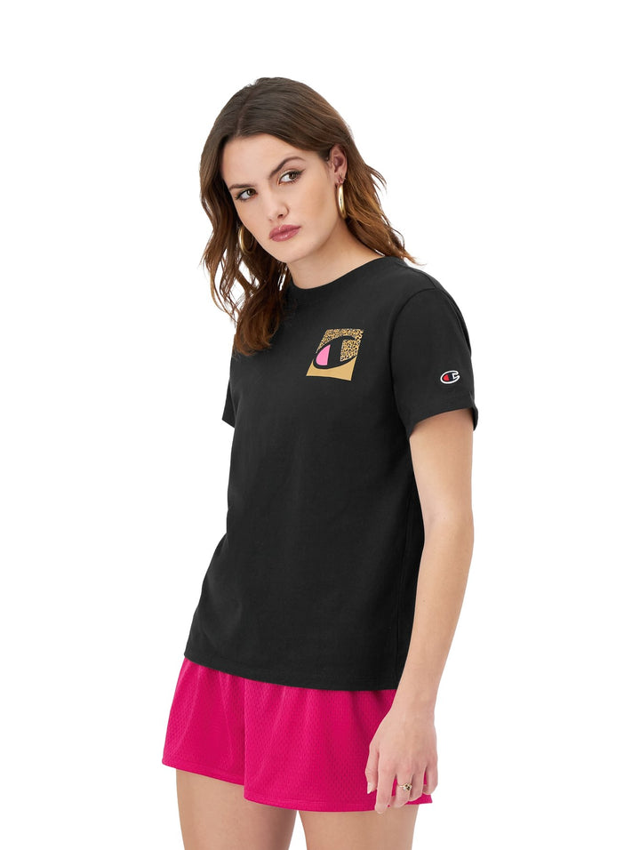 Mujer vistiendo una camiseta negra de manga corta marca Champion con un logo estampado en el pecho.