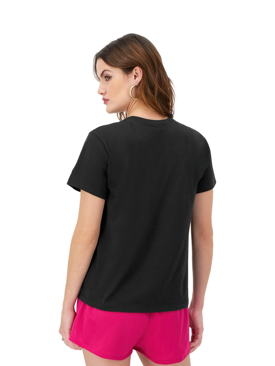Mujer vistiendo una camiseta negra de manga corta marca Champion con un logo estampado en el pecho.