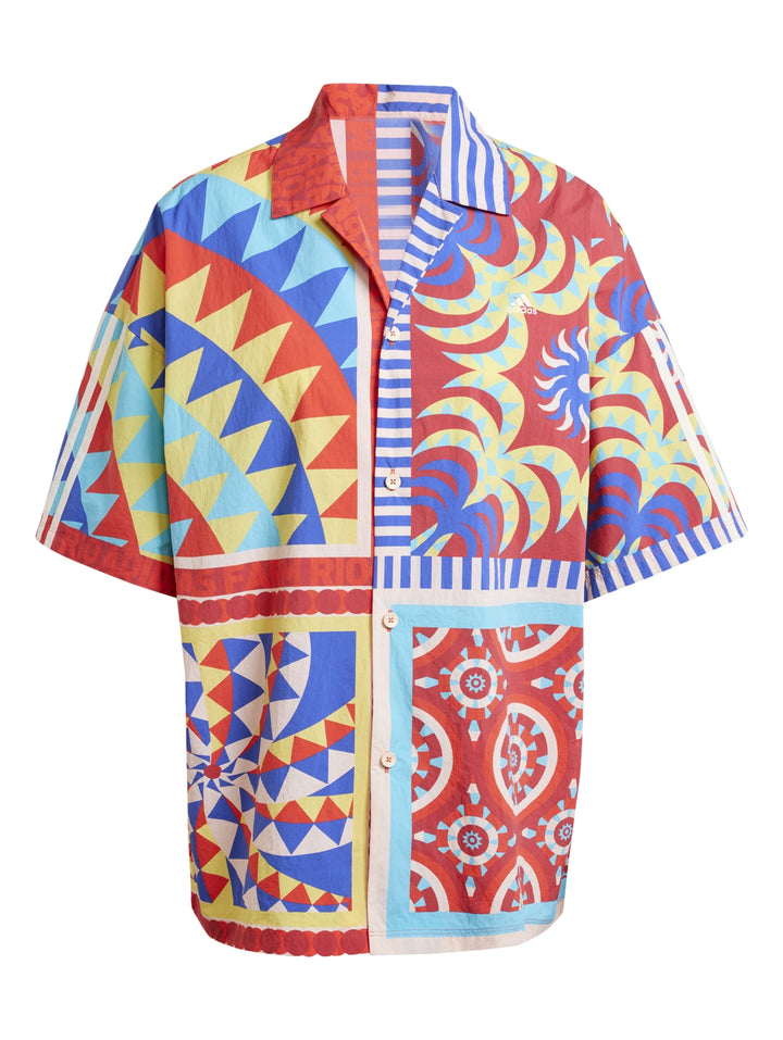 Mujer vistiendo camisa Adidas x Farm Rio multicolor con estampados geométricos y florales