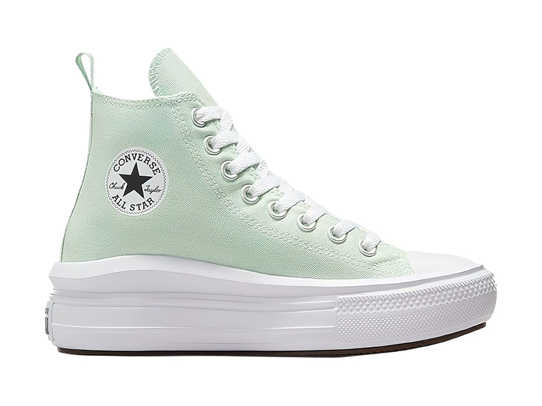Tenis Converse de corte alto en color verde claro con suela blanca de plataforma.