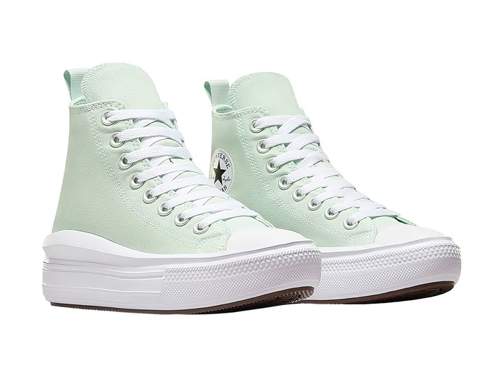 Tenis Converse de corte alto en color verde claro con suela blanca de plataforma.