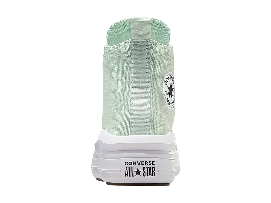 Tenis Converse de corte alto en color verde claro con suela blanca de plataforma.