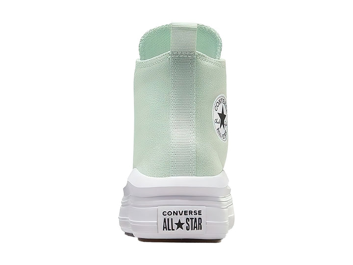 Tenis Converse de corte alto en color verde claro con suela blanca de plataforma.
