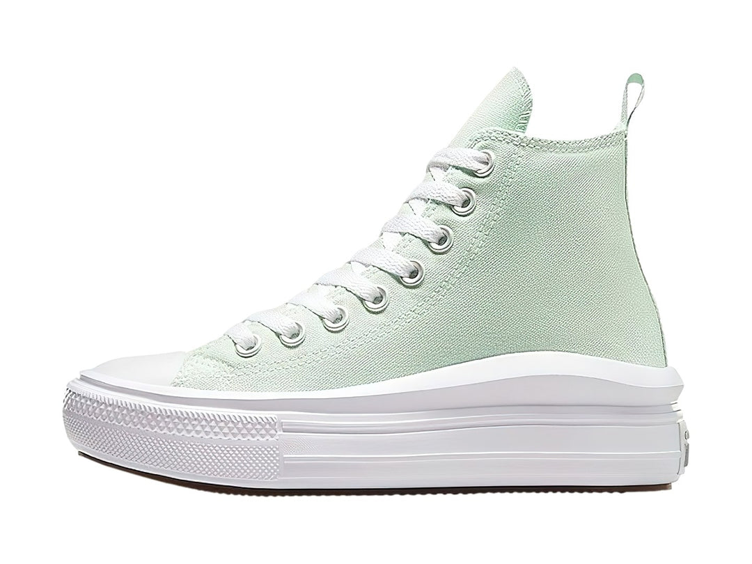 Tenis Converse de corte alto en color verde claro con suela blanca de plataforma.