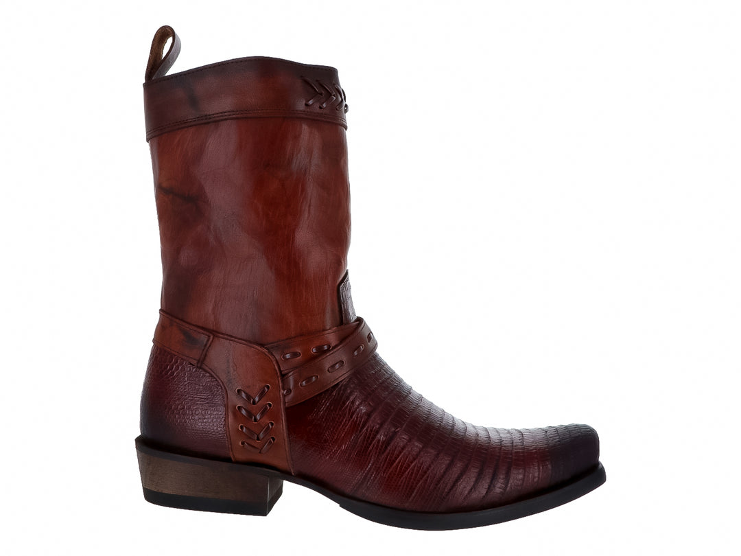Bota vaquera color marrón con textura de piel de lagarto en la punta y cuerpo liso.