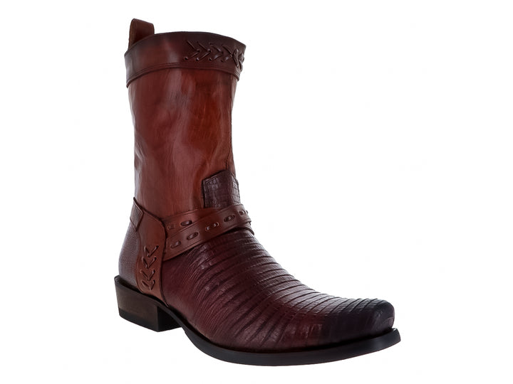 Bota vaquera color marrón con textura de piel de lagarto en la punta y cuerpo liso.