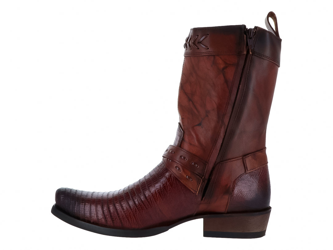 Bota vaquera color marrón con textura de piel de lagarto en la punta y cuerpo liso.