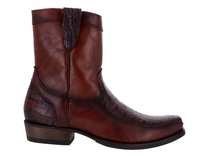 Bota color café con textura de imitación piel de cocodrilo y suela negra.
