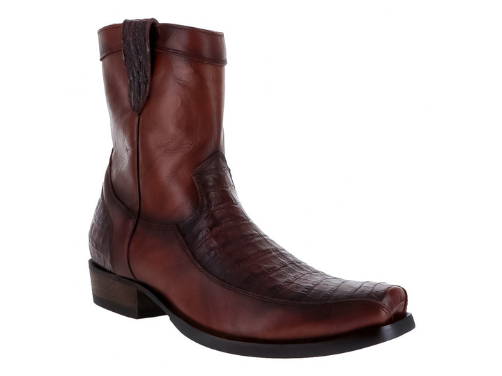 Bota color café con textura de imitación piel de cocodrilo y suela negra.