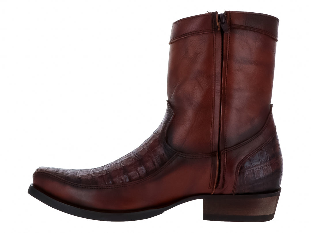 Bota color café con textura de imitación piel de cocodrilo y suela negra.