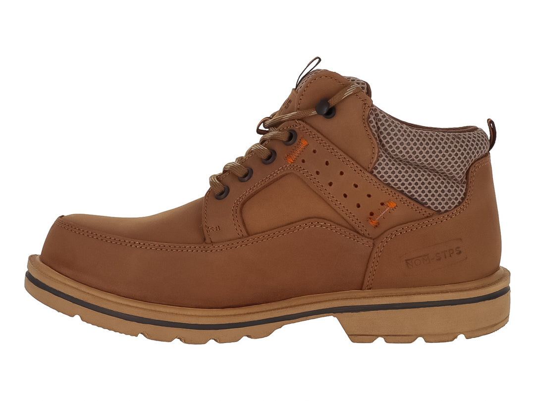 Botín color miel de material nubuck con suela robusta y detalles en color naranja.