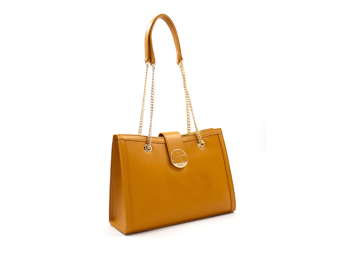 Bolso de hombro color mostaza con asas combinadas en material sintético y cadena dorada, diseño elegante y estructurado.