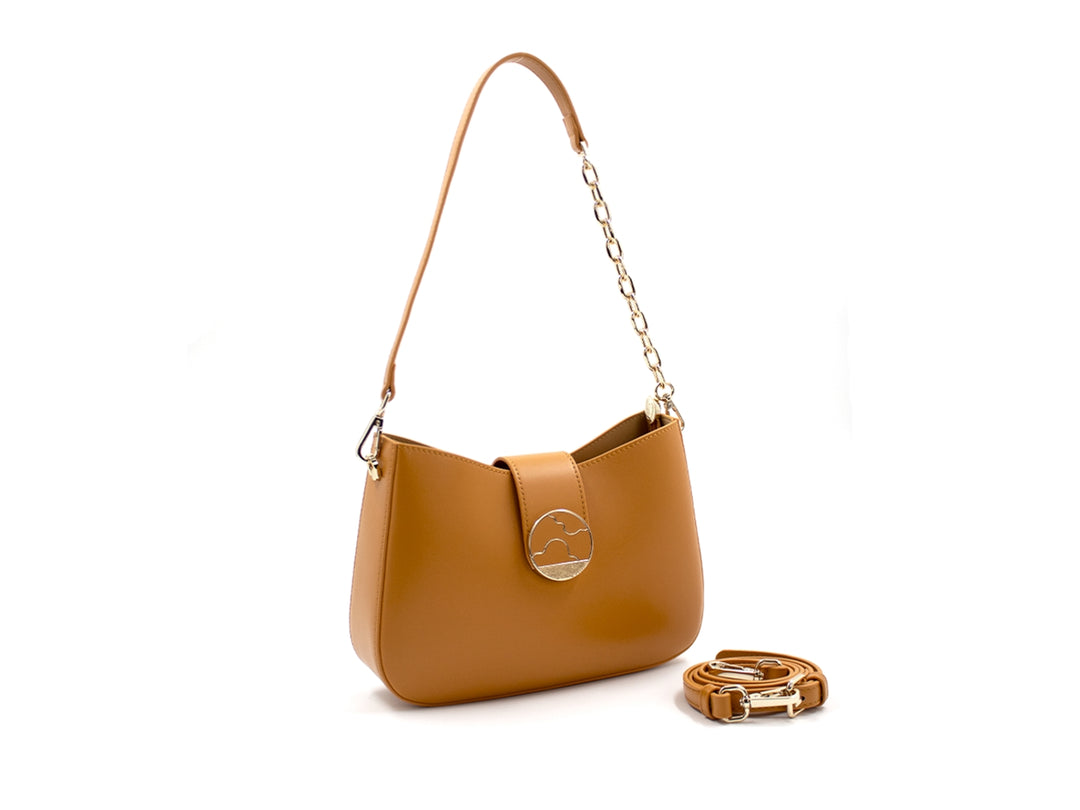 Bolso de hombro color mostaza con correa de cadena dorada y correa larga desmontable.