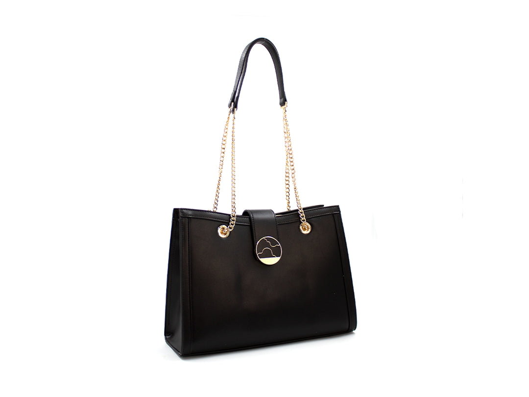 Bolso de hombro color negro con detalles y cadena en tono dorado y asa superior.
