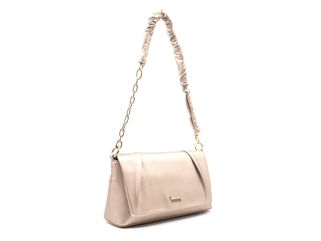 Bolso de hombro color oro con correa combinada de cadena y material acolchado, estilo elegante.