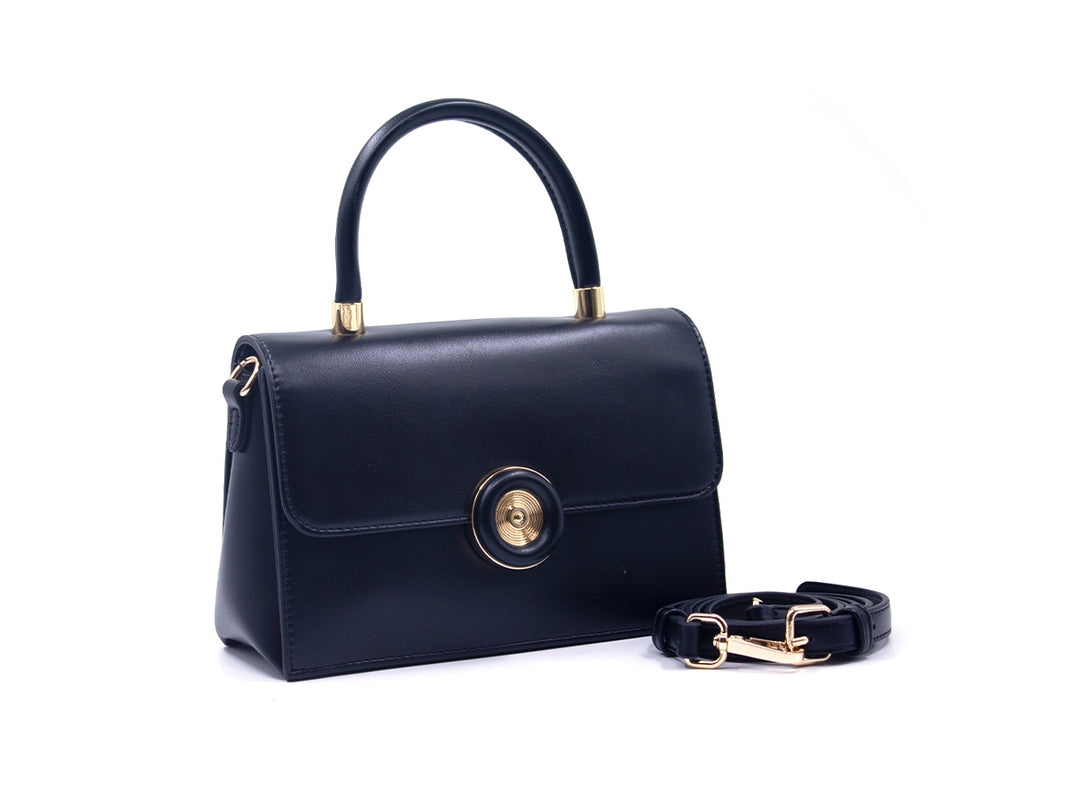 Bolso de mano color negro con asa superior, herrajes dorados y correa ajustable desmontable sobre fondo blanco.