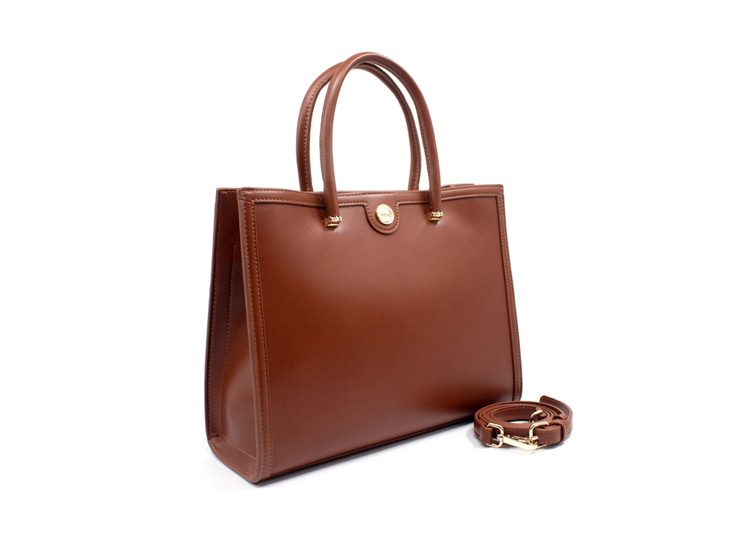 Bolso de hombro color café con asas superiores, correa ajustable y detalles metálicos en dorado.