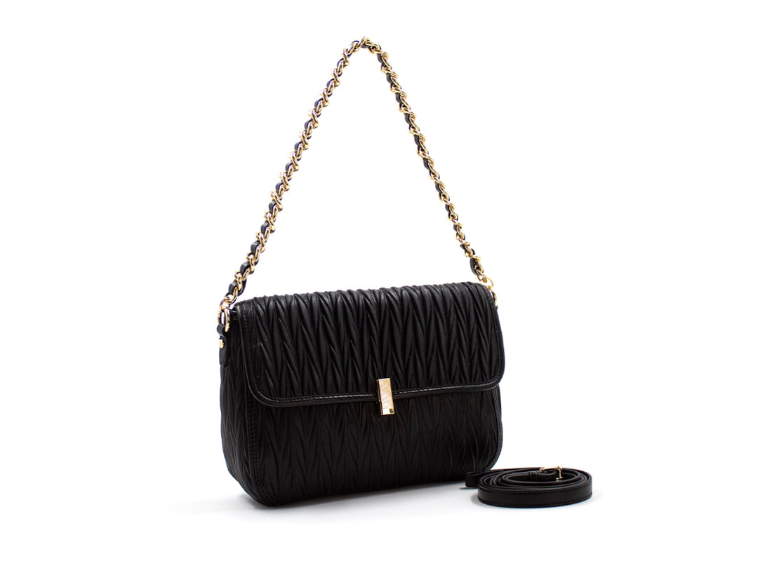 Bolso negro de textura acolchada con asa de cadena dorada y correa larga desmontable.