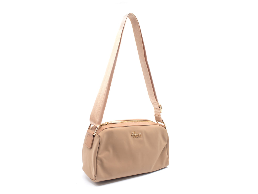 Bolso de hombro color beige con correa larga y cierre superior.
