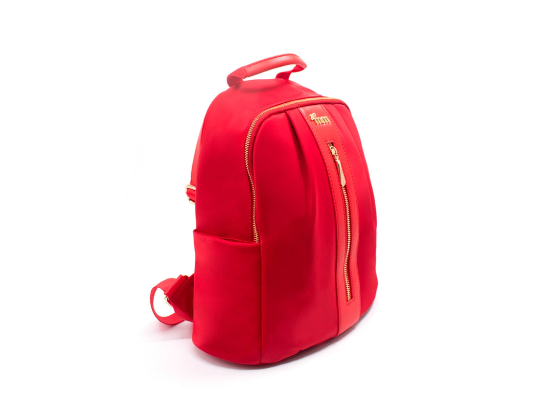 Mochila pequeña de color rojo con detalles y cierres en tono dorado sobre fondo blanco.