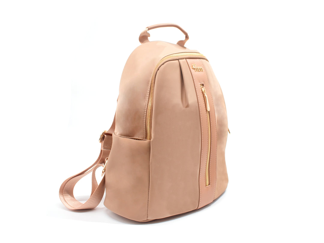 Mochila color beige de material sintético con detalles y cierres en tono dorado.
