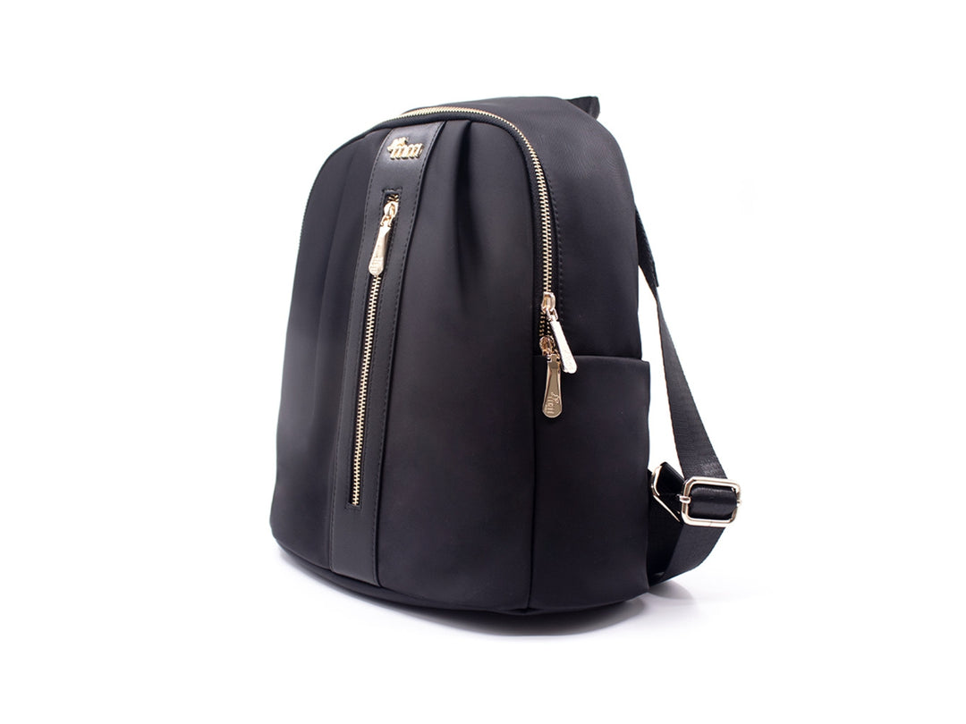 Mochila negra de material sintético con cierres y herrajes en color dorado.