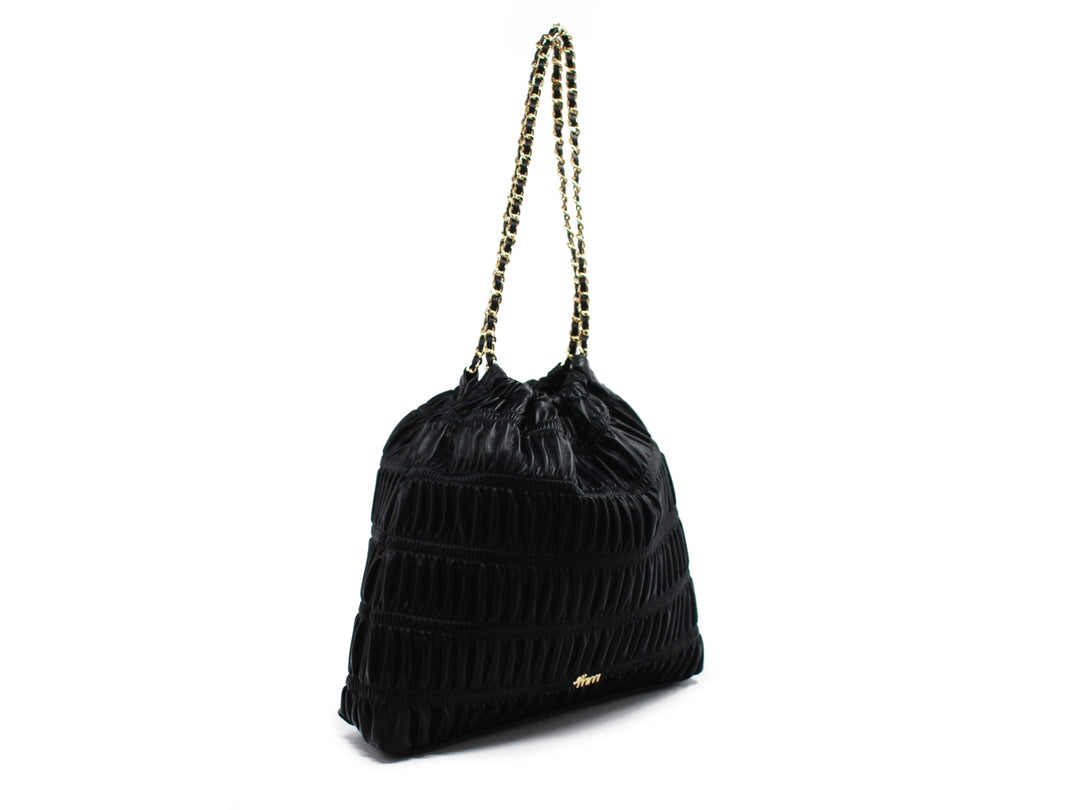 Bolso de hombro color negro con textura plisada y correa de cadena dorada.
