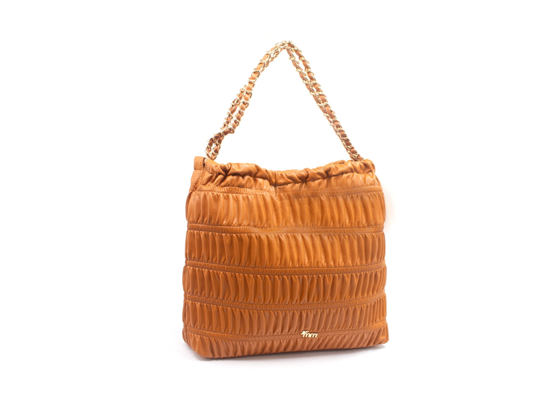 Bolso de hombro color camel con textura plisada y asa de cadena dorada.