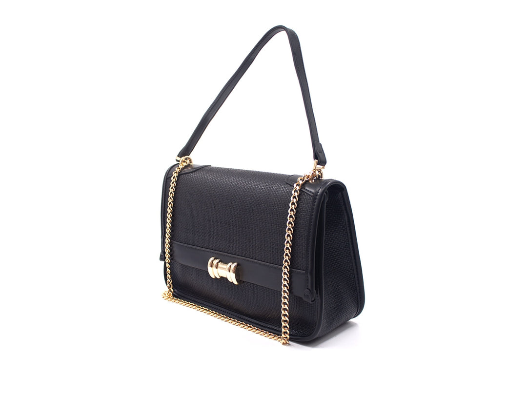 Bolso negro de material sintético con textura rugosa, detalles en cadena dorada y asa superior.