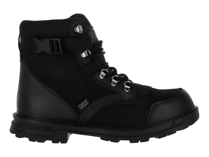 Bota color negro con cordones, ojillos metálicos y correa ajustable en el tobillo.