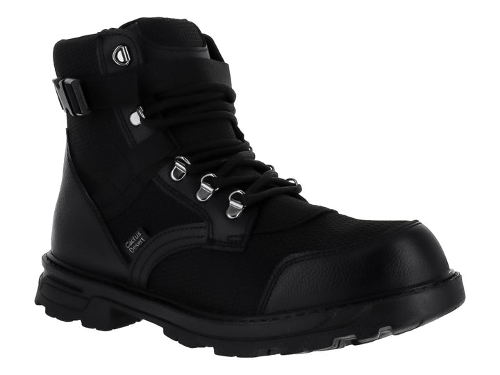 Bota color negro con cordones, ojillos metálicos y correa ajustable en el tobillo.