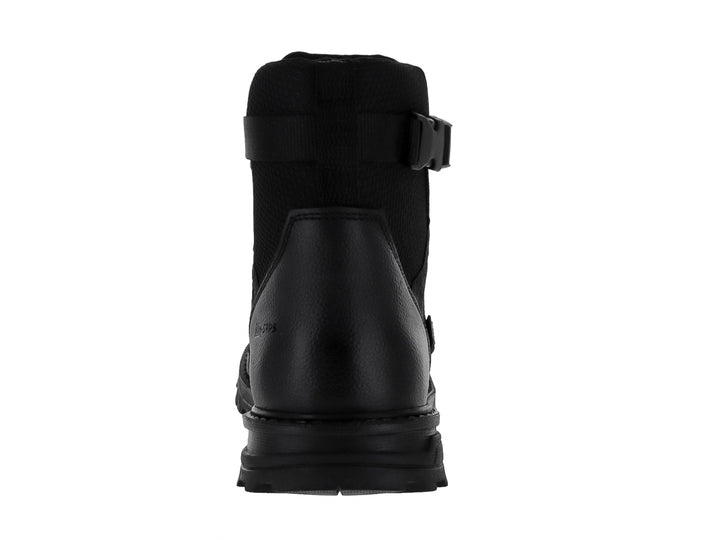 Bota color negro con cordones, ojillos metálicos y correa ajustable en el tobillo.
