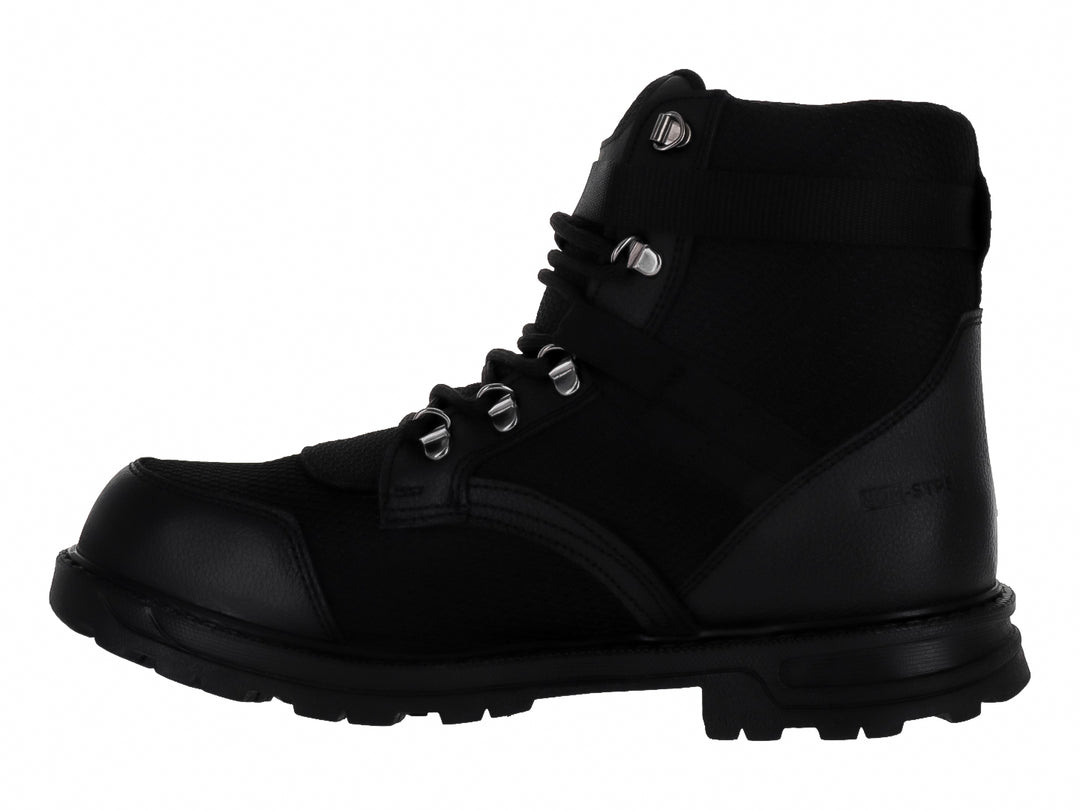 Bota color negro con cordones, ojillos metálicos y correa ajustable en el tobillo.
