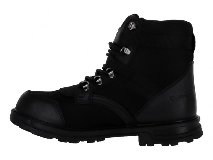 Bota color negro con cordones, ojillos metálicos y correa ajustable en el tobillo.