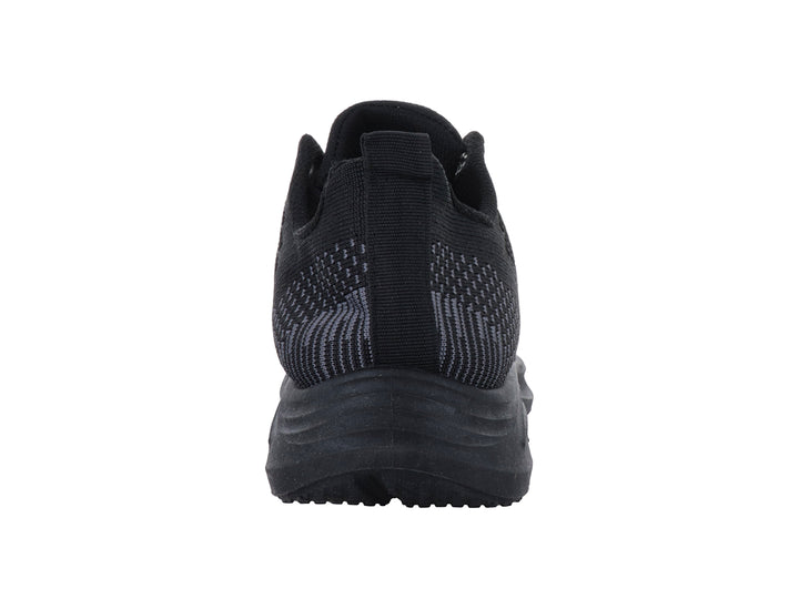 Tenis deportivos color negro con tejido transpirable y suela sintética.