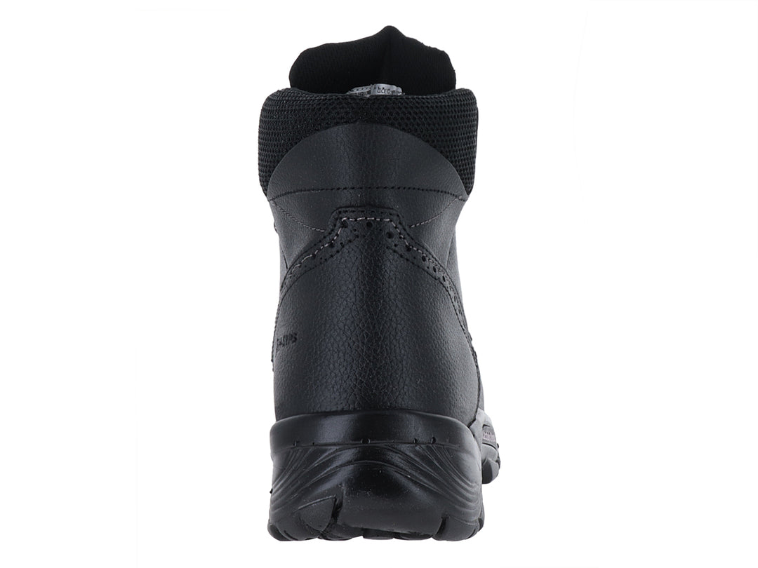 Bota de seguridad industrial color negro con suela gruesa y punta reforzada.