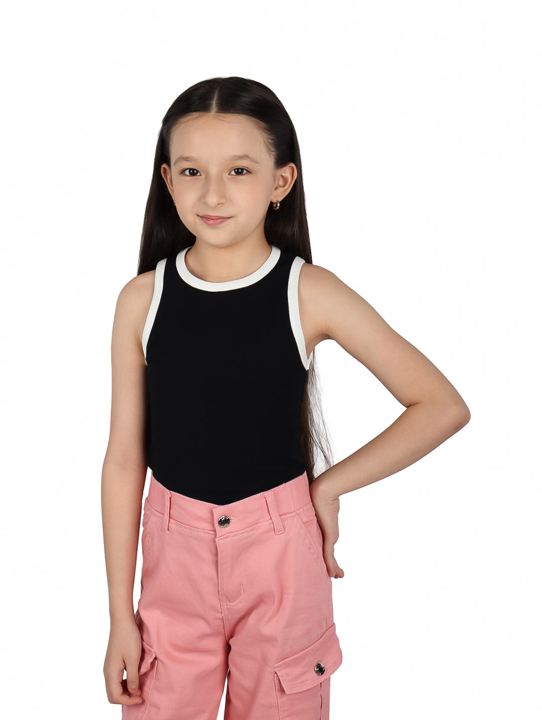 Niña vistiendo blusa negra sin mangas con ribete blanco y pantalones rosas.