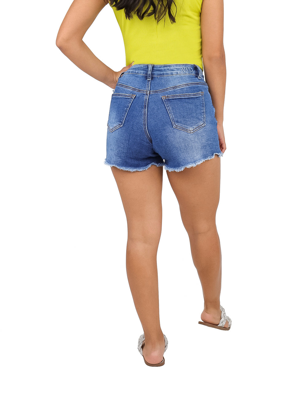 Shorts de mezclilla azul para mujer con efecto de destrucción y acabado desgastado.