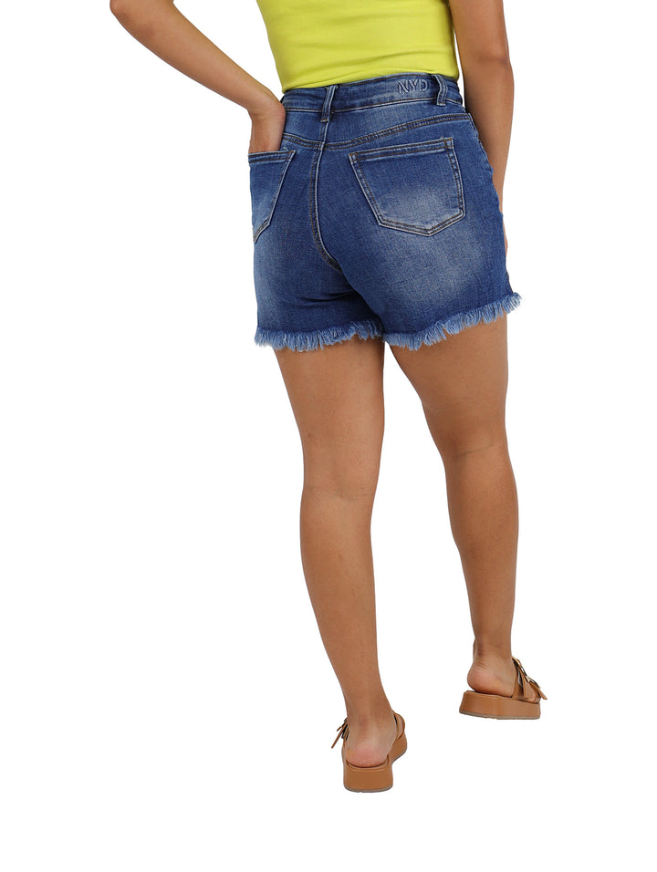 Shorts de mezclilla azul para mujer con efecto de destrucción y bajos deshilachados.
