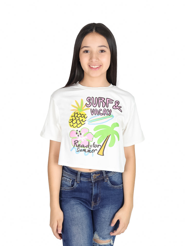 Niña vistiendo camiseta blanca crop top con estampado colorido de verano &