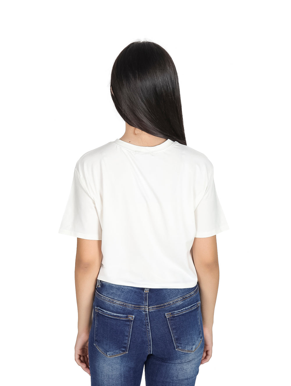 Niña vistiendo camiseta blanca crop top con estampado colorido de verano 'SURF & VACAY'